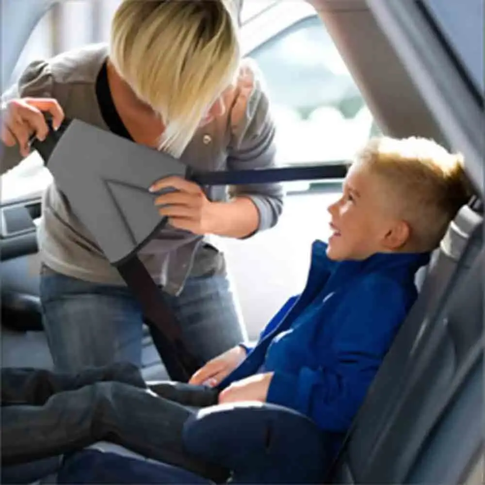 Треугольный держатель автомобильного ремня безопасности для детей изготовлен