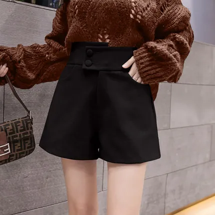 

Women's csul shorts, short nd medium length, with pockets showing thin, wer inside nd outside in spring nd summer