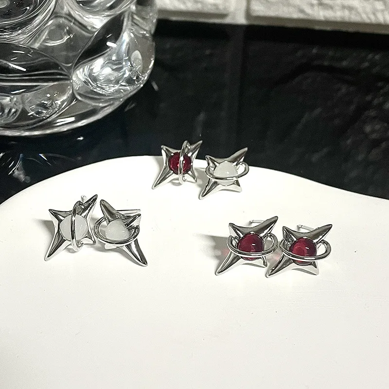

Женские серьги с красным и белым опалом