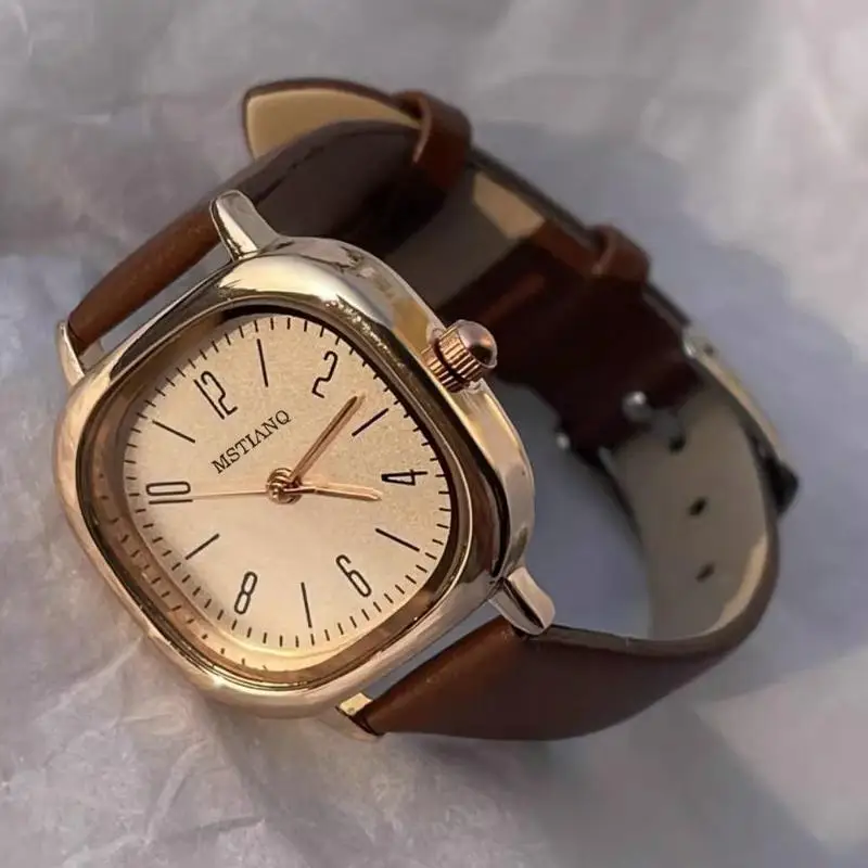 Женские модные компактные квадратные часы со смешанным градуированным ремнем