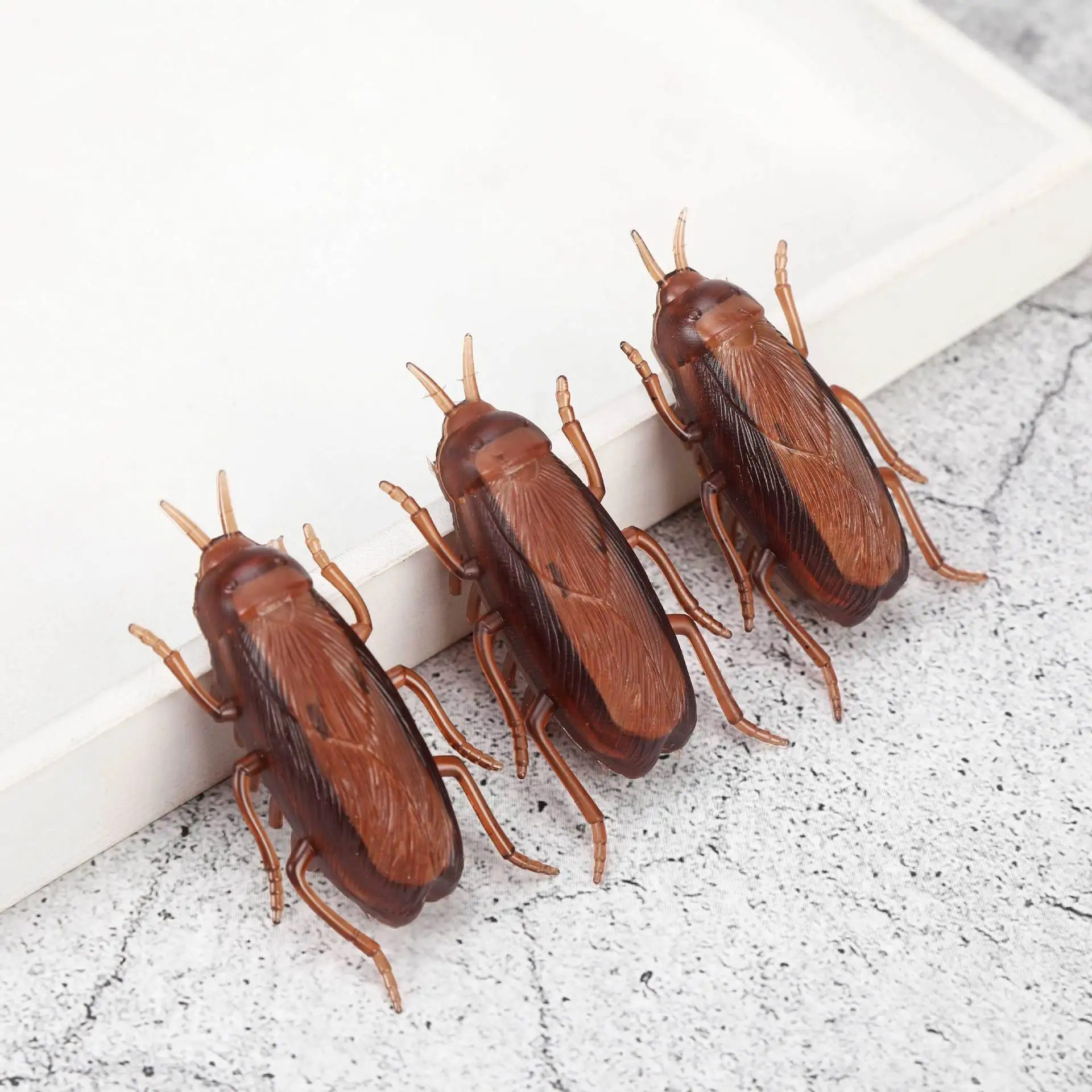 

1PCS Novelty Funny Toy Electric Vibrating Crawling Fake Cockroach Insect Toy Prank Simulator Disgusting Scary Spoof Tricky Toy