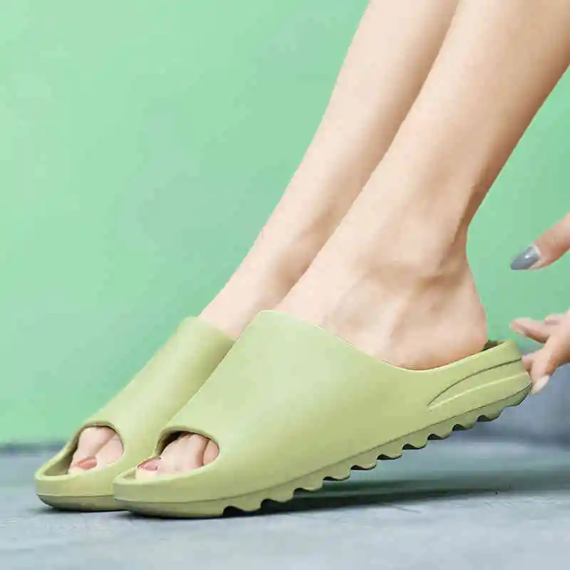 

2022 Summer Womens Casual Clogs Breathable Beach Sandals Valentine Slippers Slip on Women Flip Flops Shoes Home Shoes for Unisex