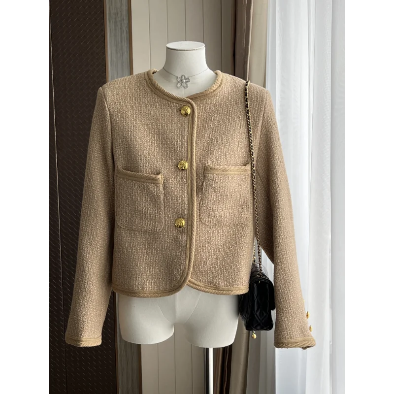 Рисунок 3 - Женское твидовое пальто с круглым вырезом