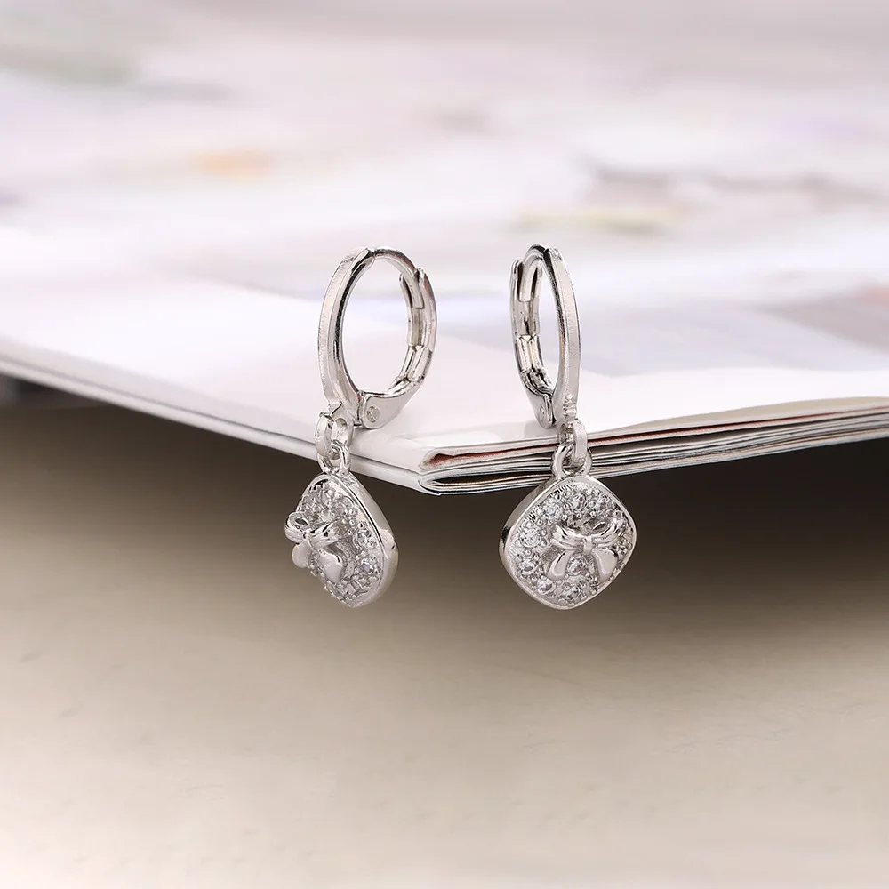 Женские квадратные серьги-кольца с ромбовидным бантом и фианитами