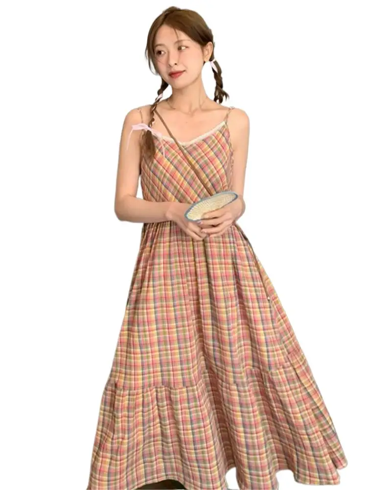 

Женское летнее платье на бретелях-спагетти