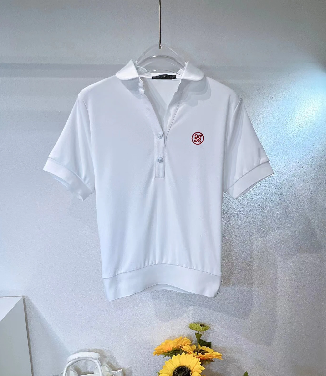 

Женская футболка с коротким рукавом и V-образным вырезом