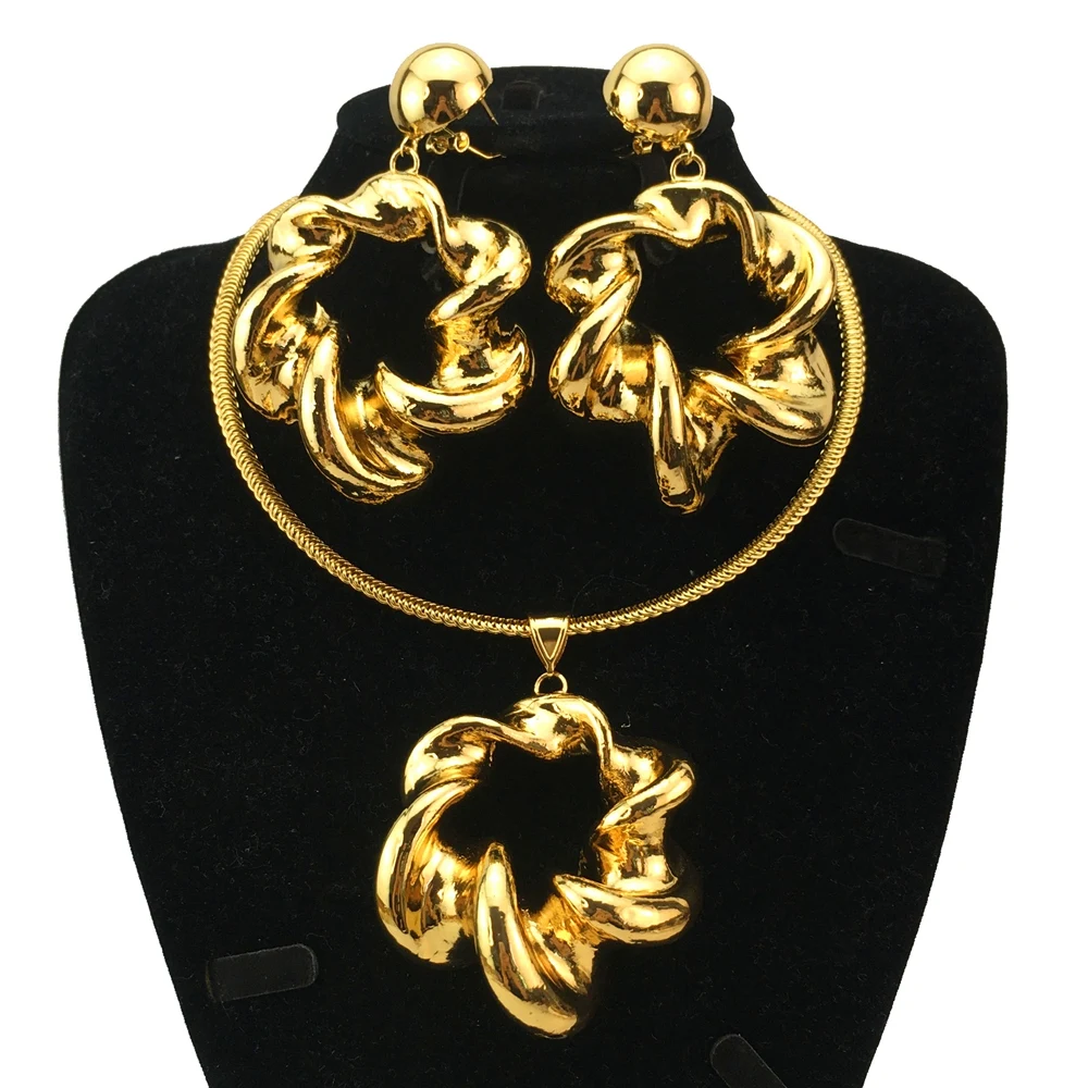 Женский ювелирный комплект из колье и серёг с покрытием 18-каратного золота