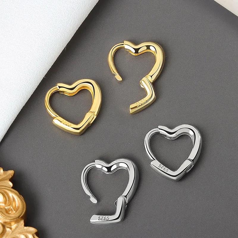 

2022 S925 Simple Cute Sweet Heart Buckle Hoop Earrings for Women Fashion Heart-shaped Circle Piercing Earrings Jewelry