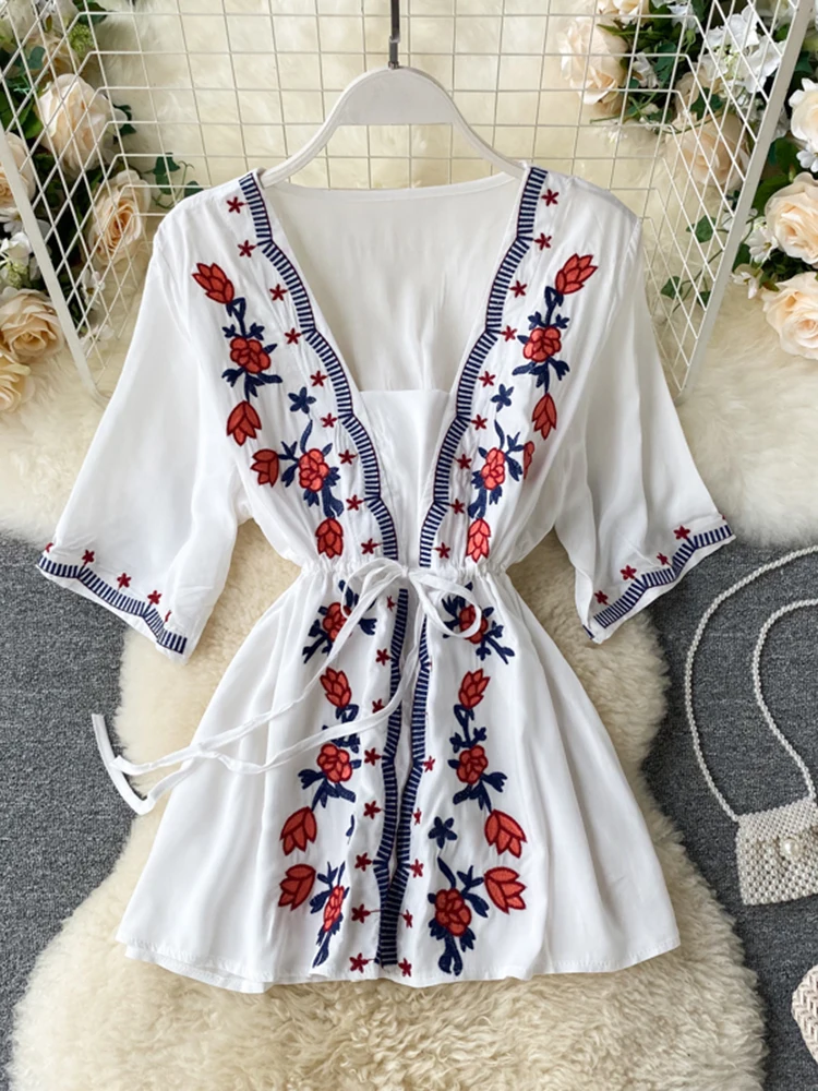 

Summer Women's Shirt Ethnic Style Square Neck Lace Embroidered Top Retro Waist Slimming Holiday Female T-shirt LL060