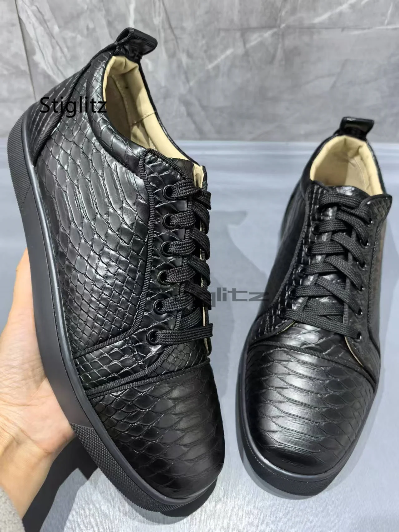 Черная кожаная повседневная обувь с крокодиловым узором для мужчин кроссовки на