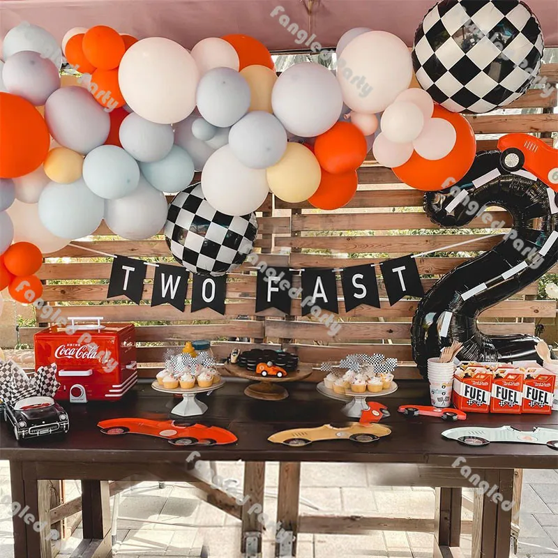 Kit de guirnalda de globos de coche de carreras de 79 piezas, globo a cuadros azul y naranja mate, banderas colgantes del alfabeto, dos decoraciones rápidas para fiesta de cumpleaños