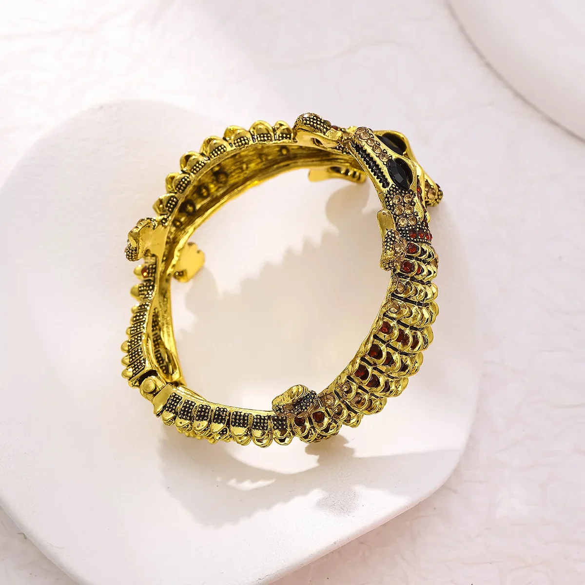 Красивый винтажный браслет из крокодиловой кожи в винтажном стиле эффектный