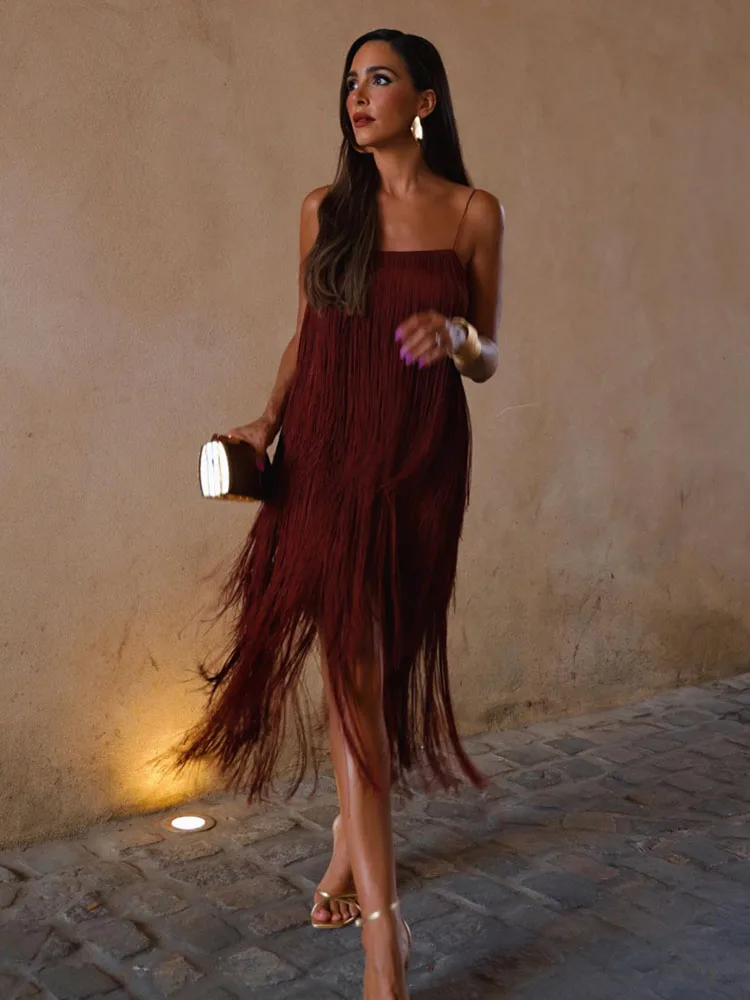 

Платье-миди на бретельках с открытой спиной и кисточками