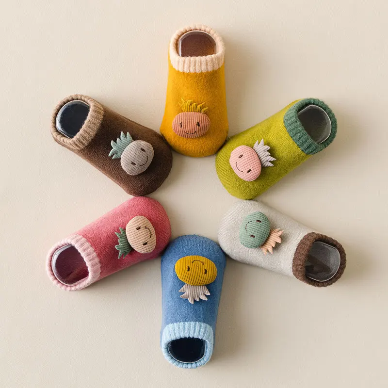 

Носки детские в Корейском стиле, плюшевые утепленные с мультяшным ананасом, в горошек, на мягкой резиновой подошве, обувь для первых шагов, н...