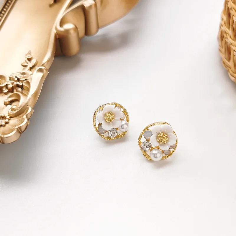 

Retro Metal Flower Small Stud Earrings for Women Ladies Gold Color Alloy Geometric Rhinestone Pearl Earrings Wedding Jewelry