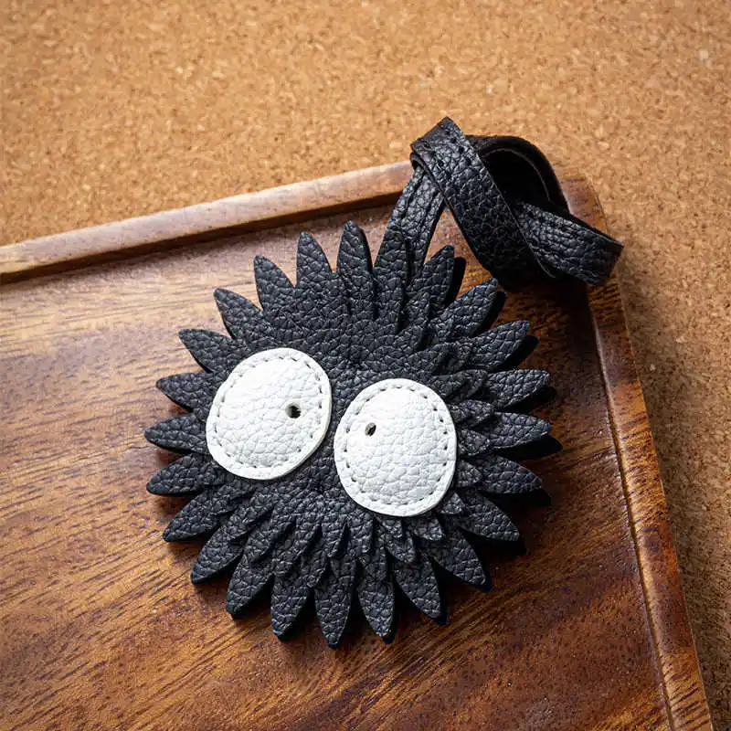 Фото Dustbunny Soot Sprite кожаный брелок черный угольный шар милые вещи ручной работы вдохновляющие подарки для женщин автомобильный рюкзак кошелек Acc №1