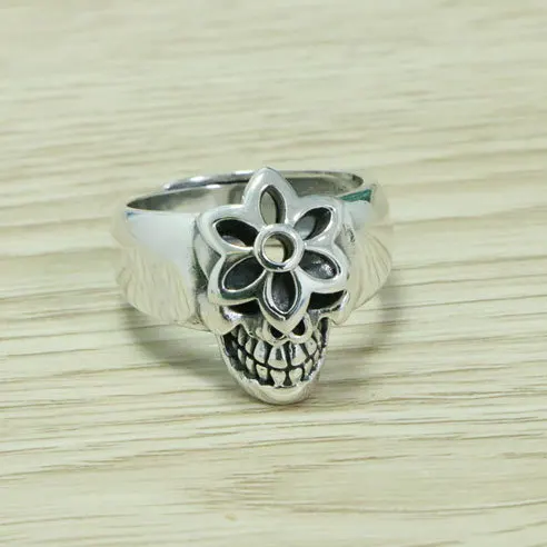 Искусственное серебряное кольцо с изображением цветущего вишневого черепа