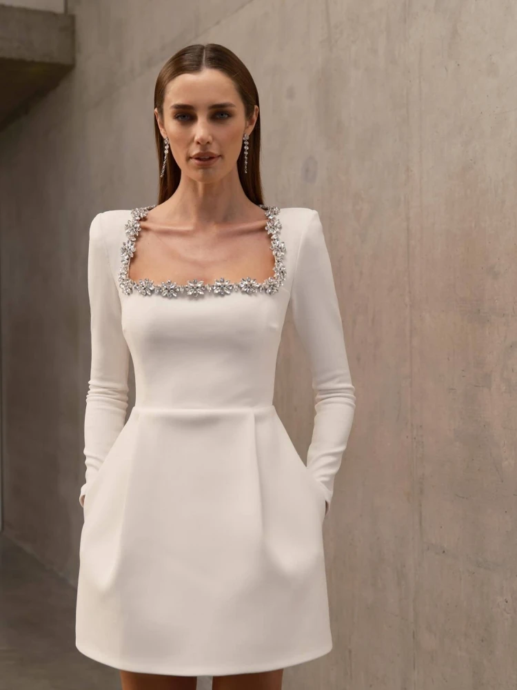 Платье трапециевидной формы с длинными рукавами и квадратным вырезом