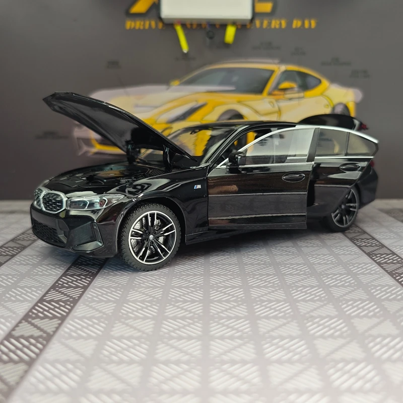 Фото Модель автомобиля BMW 325li из сплава, масштаб 1/24, с открывающимися дверями с обеих сторон, а также с открывающимися передним капотом и дверцей багажника. №2