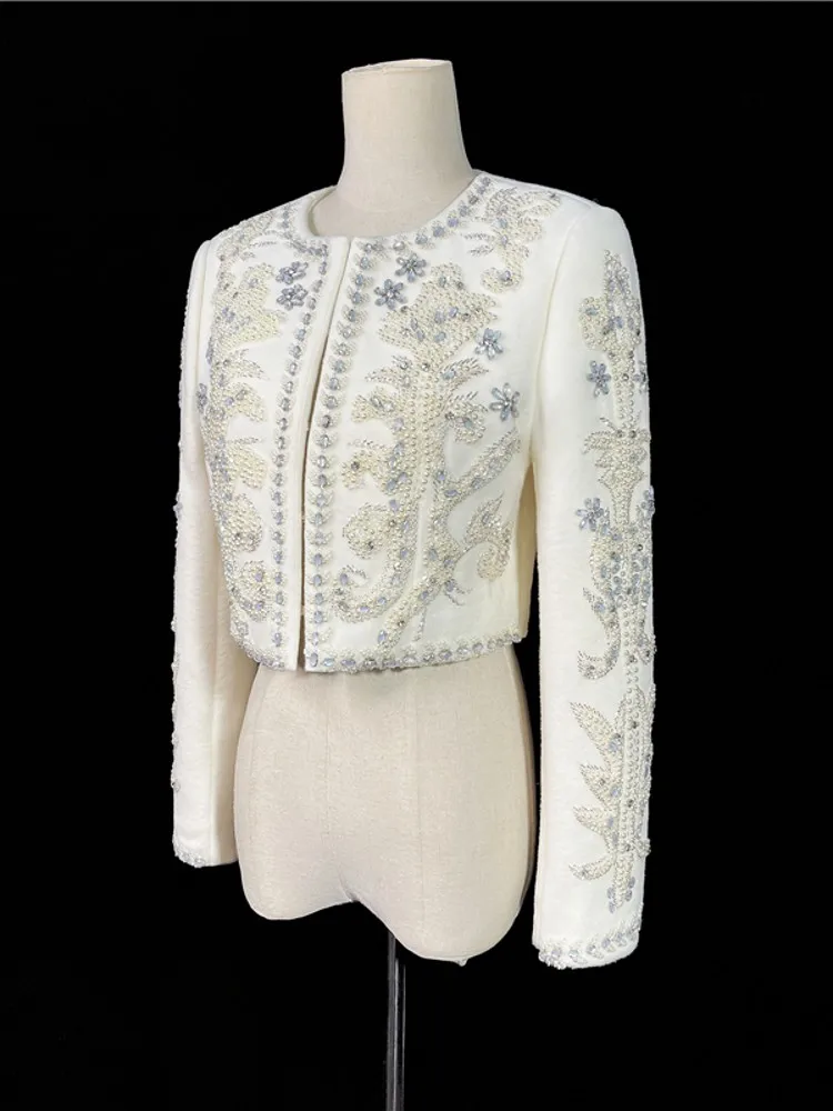Женская короткая приталенная куртка с вышивкой из бусин и жемчуга