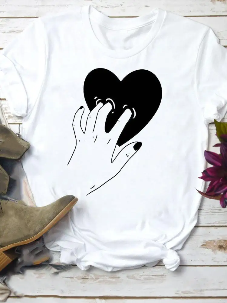 

Женская футболка с коротким рукавом и принтом сердец