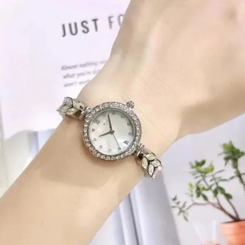 Женские кварцевые часы с бриллиантовым браслетом