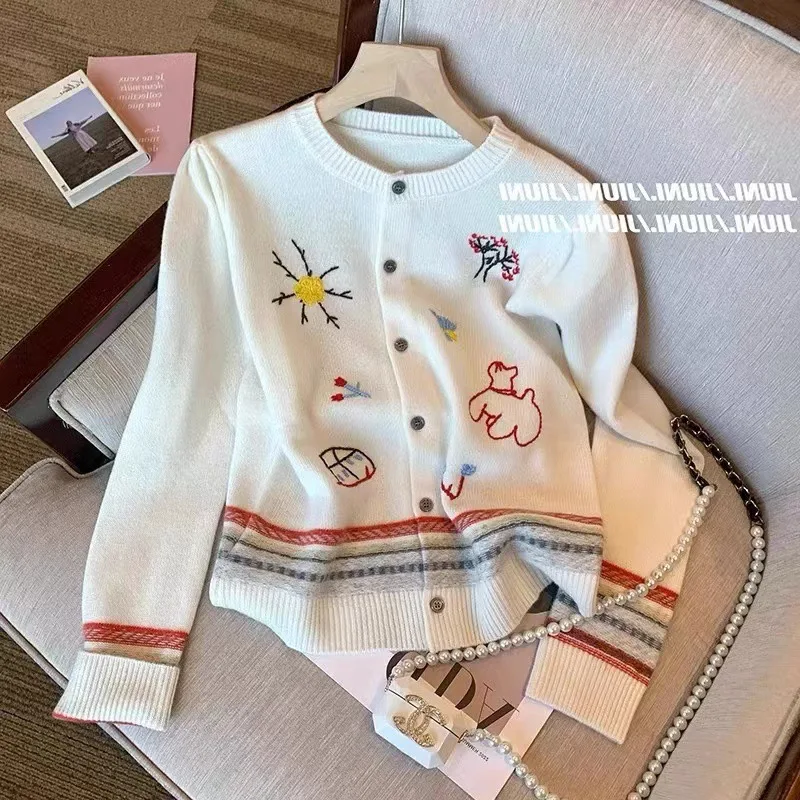 Женский трикотажный кардиган с вышивкой длинным рукавом