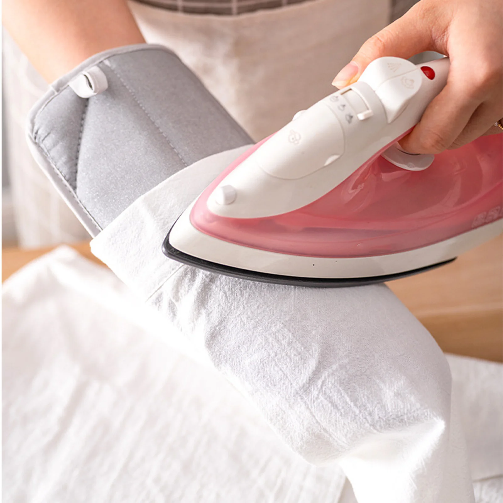 

Handheld Mini Ironing Pad Heat Resistant Glove for Clothes Garment Steamer Sleeve Ironing Board Holder Portable Iron Table Rack