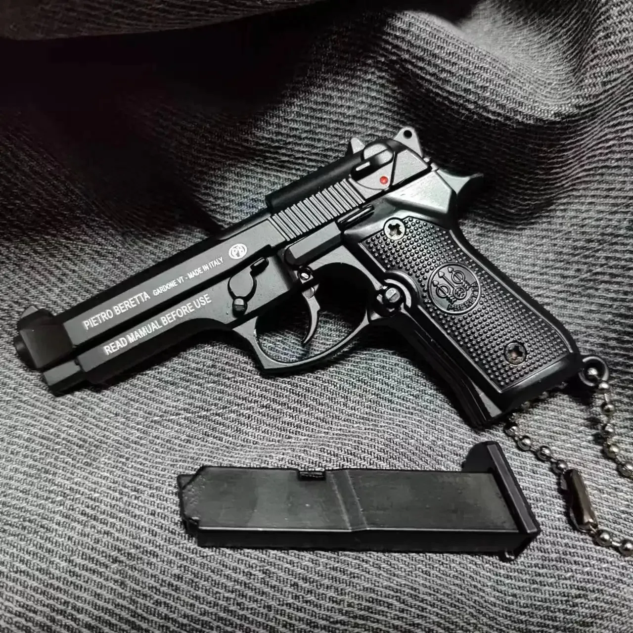 

Металлическая модель пистолета 92F