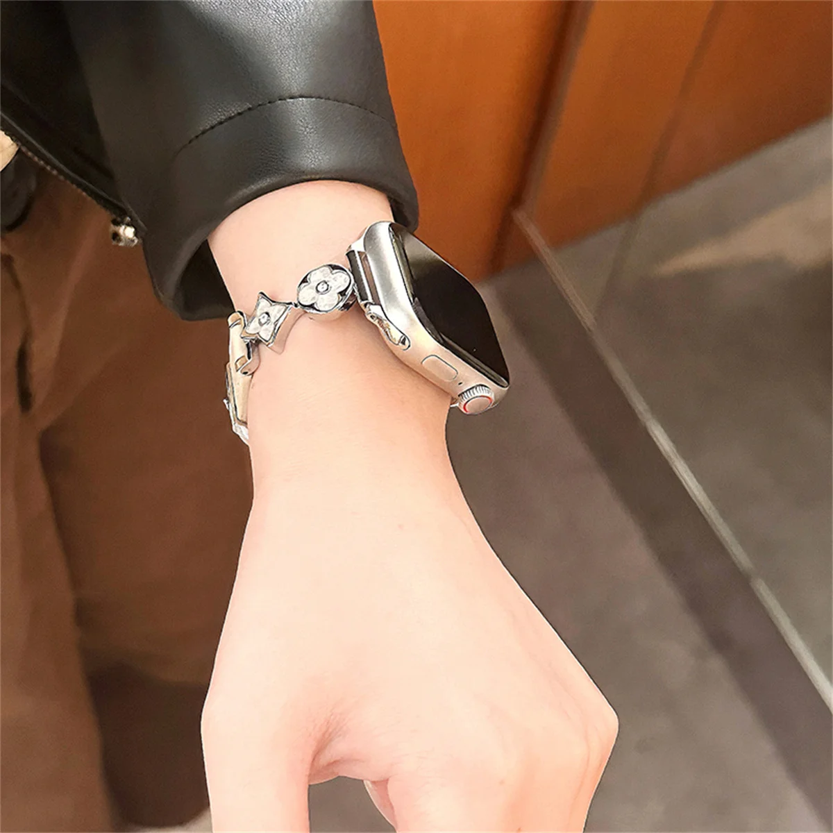 Фото Кожаный ремешок с драгоценными камнями для Apple watch 42 мм 44 мм 46 мм 49 мм для Apple Watch 10 9 8 7 SE 6 5 4 ultra2 Ремешок для браслета №2