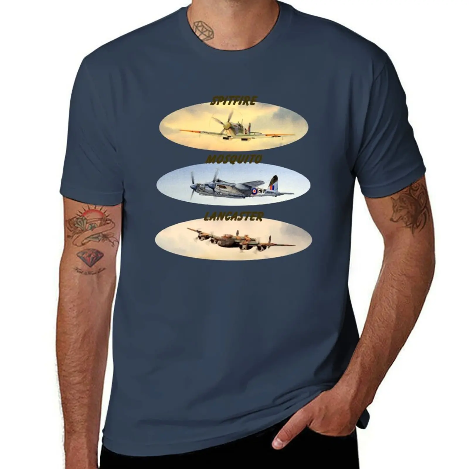 Фото Футболка Spitfire Mosquito Lancaster Collages With Banners, футболка большого размера с круглым вырезом №1