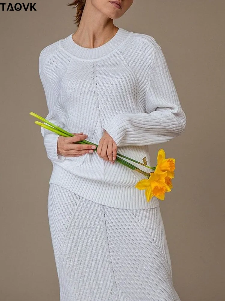 

Женский офисный костюм-двойка TAOVK, теплый трикотажный свитер в полоску с круглым вырезом и юбка до середины икры