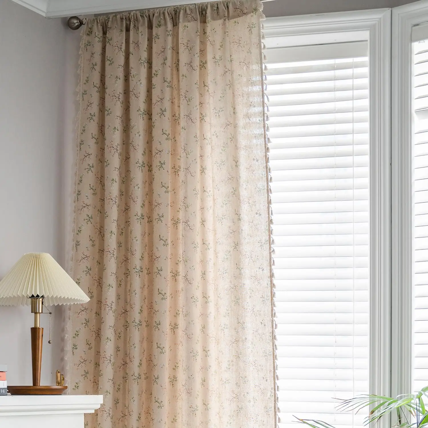 Полузатемняющие оконные шторы в стиле бохо с цветочным рисунком занавески