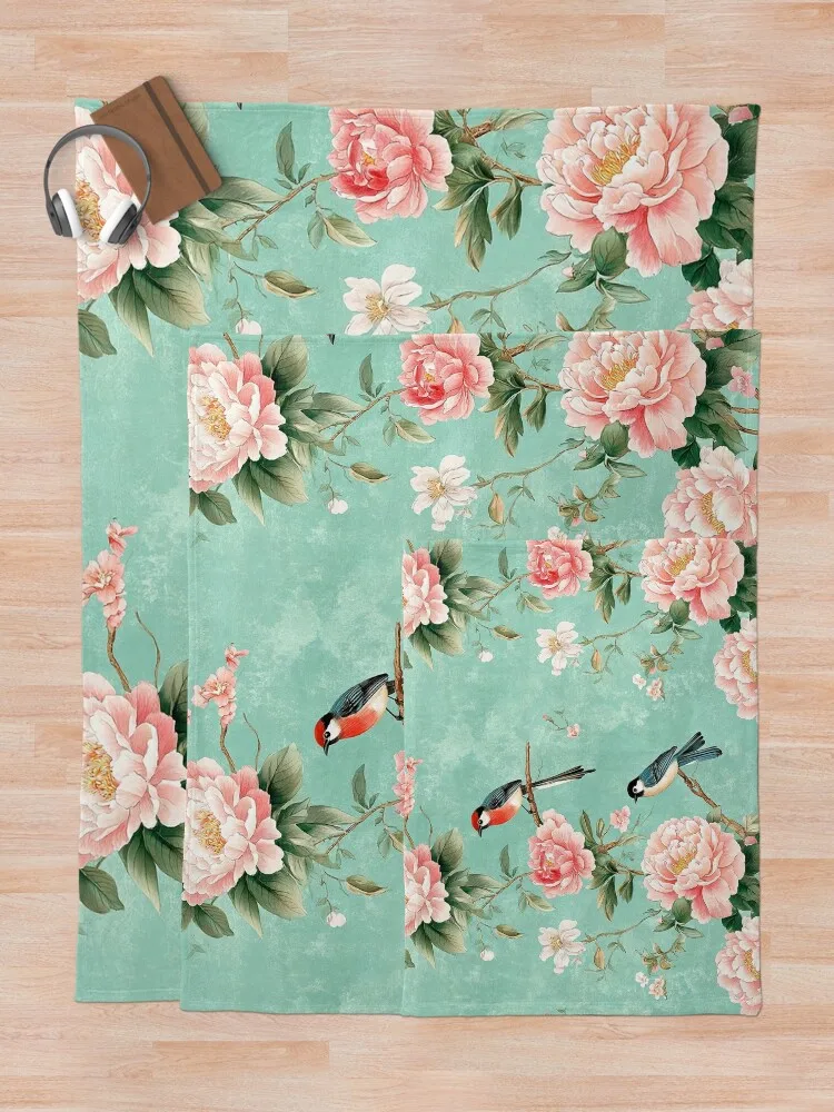 Cottagecore Chinoiserie с узором ботанических роз в шалфейно-зеленом от Noarus RainbowLand - одеяло