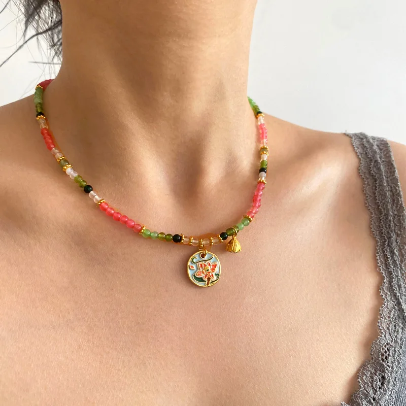 Женское ожерелье с подвеской в виде цветка бусинами