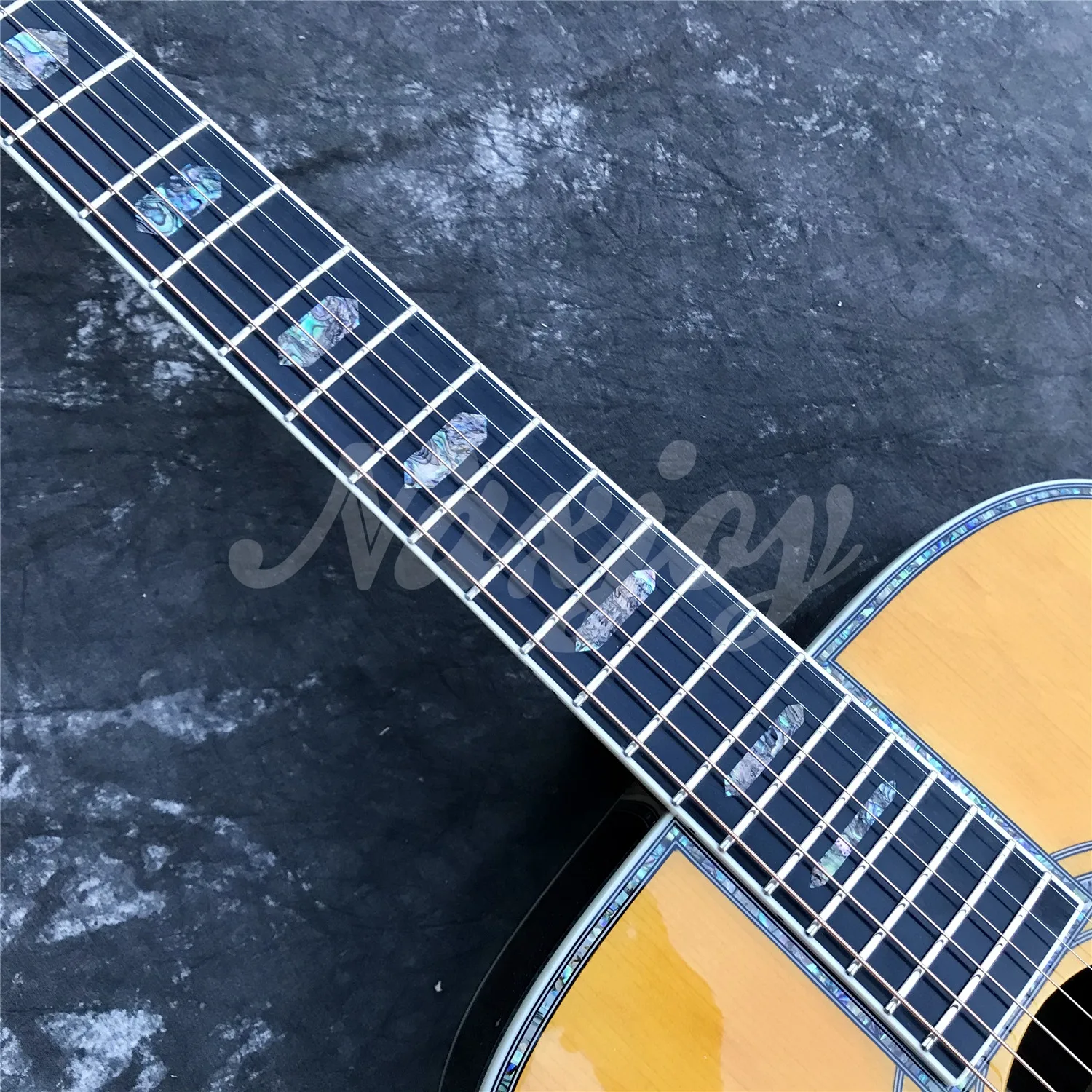 Акустическая гитара из цельного дерева на заказ гриф морского ушка черного 41