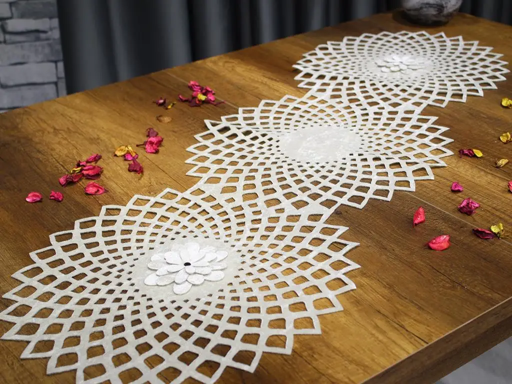 

Бежевая дорожка с надписью Land Of dowry Yonca Motif Kadife Runner