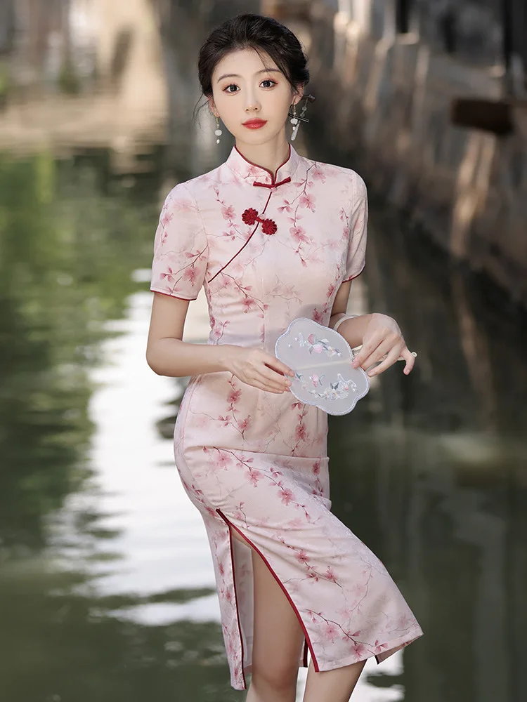 Женское платье средней длины с коротким рукавом