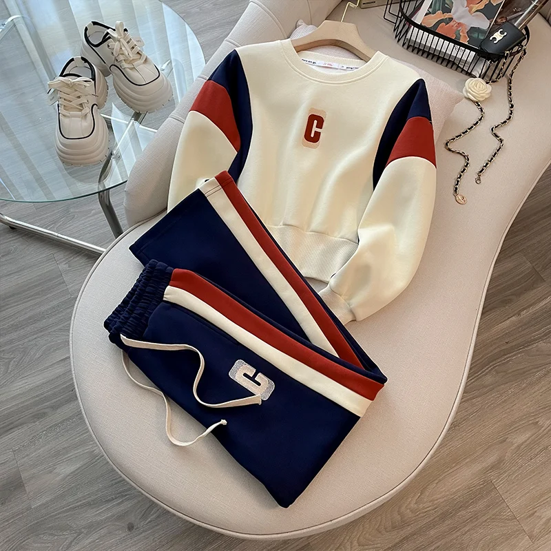 Женский спортивный костюм из двух предметов