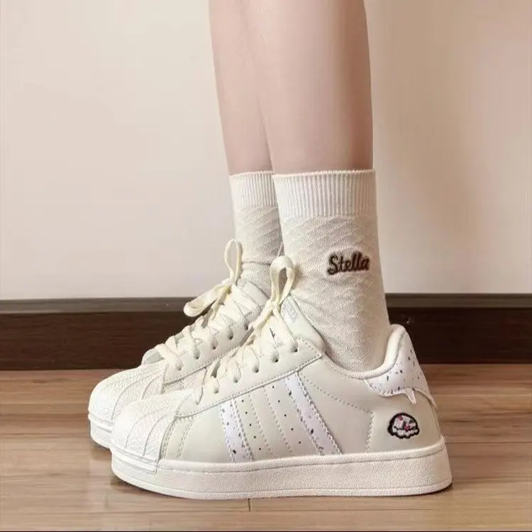 Женская обувь через плечо с круглым носком на танкетке 2024 разноцветные