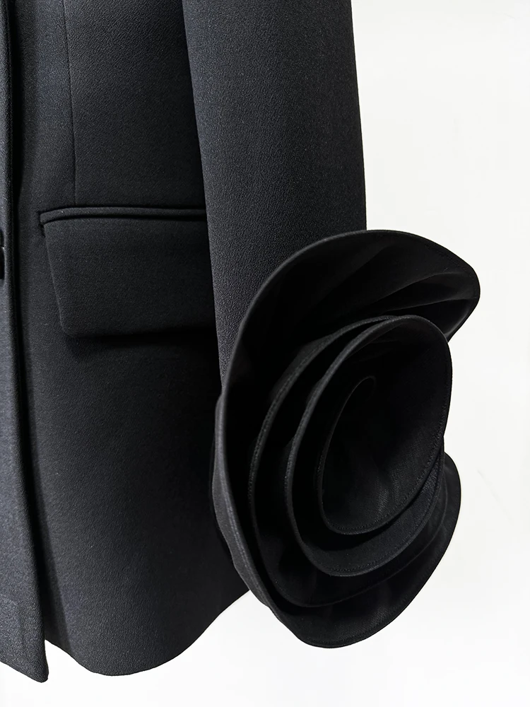 Женский двубортный блейзер с цветочной аппликацией