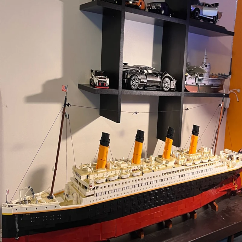

New 9090PCS Movie-Series Titanic Large Cruise Ship Compatible 10294 Brick Figurines Diy Toys Christmas Birthday New Year Gift