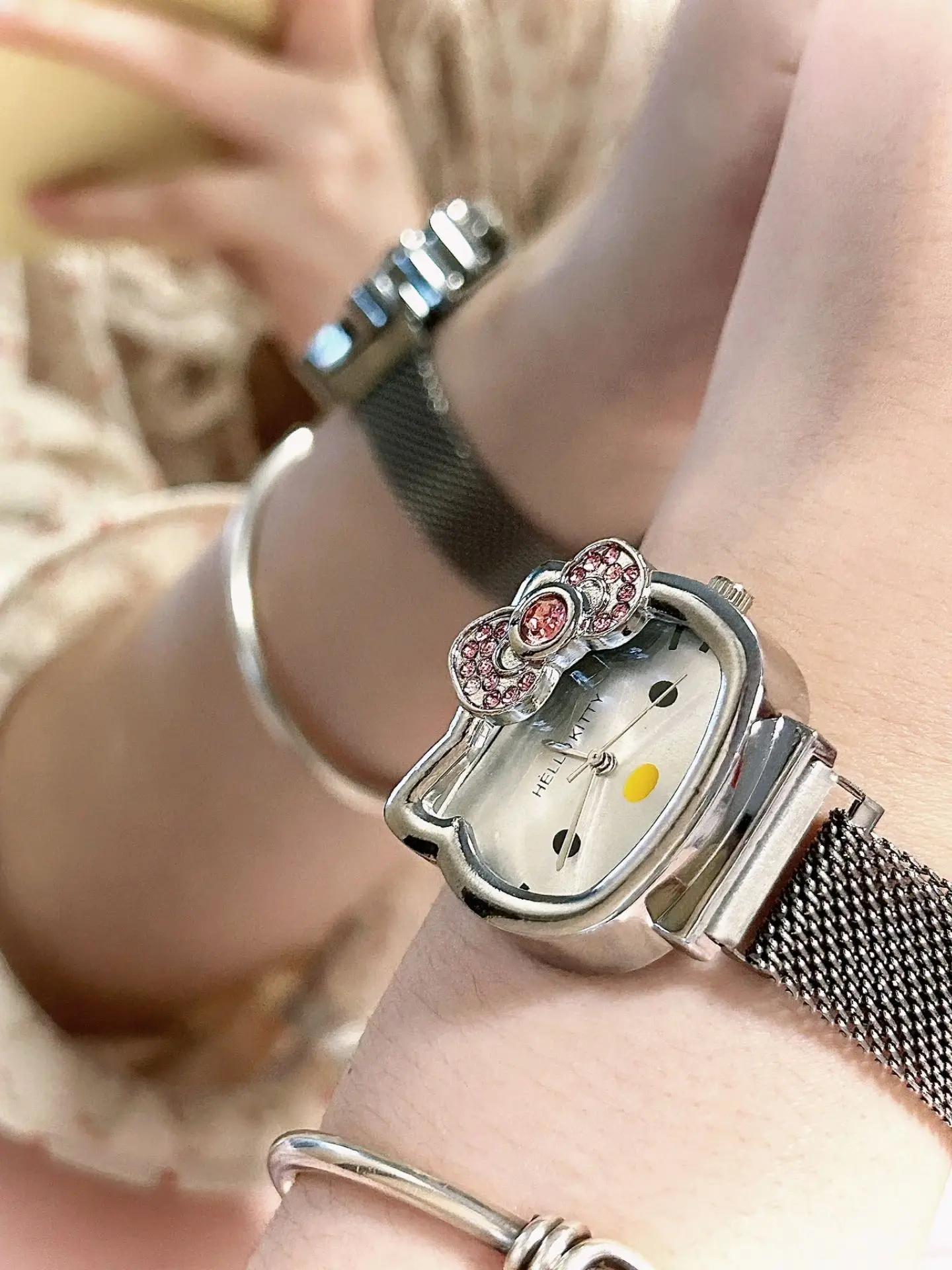 

Kawaii Hello Kitty Watch Metal Vintage Diamond Bow Ladies Watch Kawaii Girl Birthday Cute Cartoon Anime Student Magnet Strap