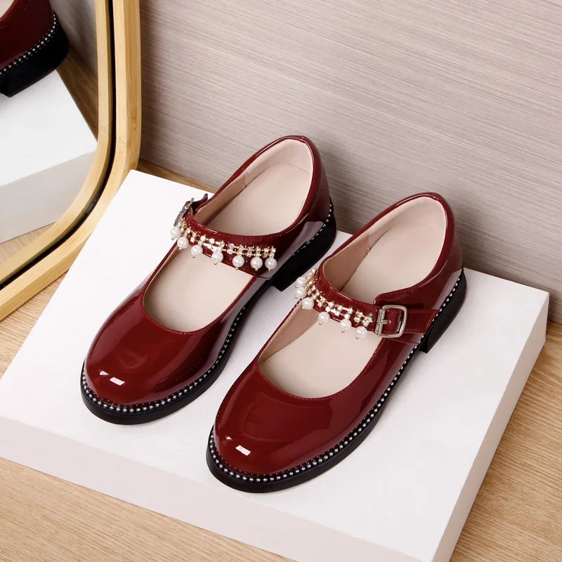 Туфли-лодочки женские из лакированной кожи на низком каблуке