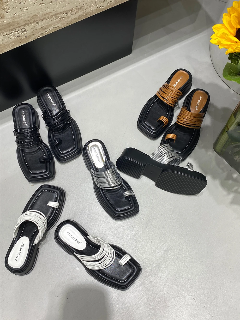 Черные белые коричневые серебристые модные женские шлепанцы сланцы внешние мюли