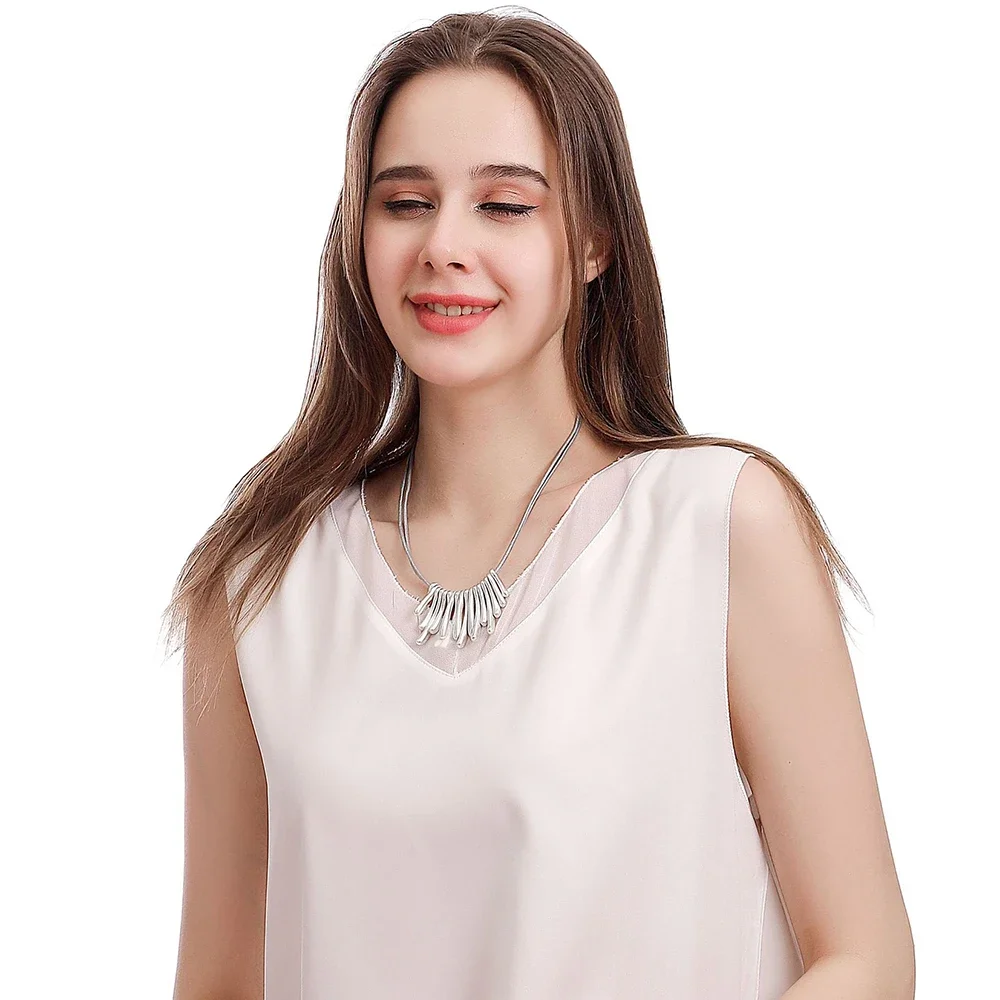 Женское ожерелье серебряного цвета