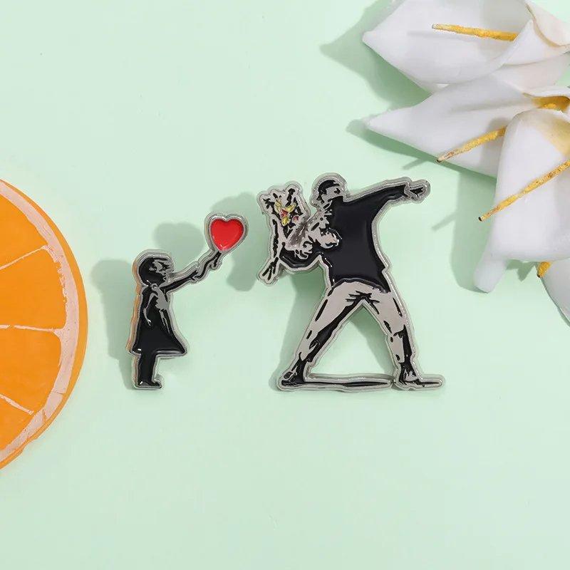 Электронные значки с девушкой и воздушным шаром. Металлические броши. Сувениры