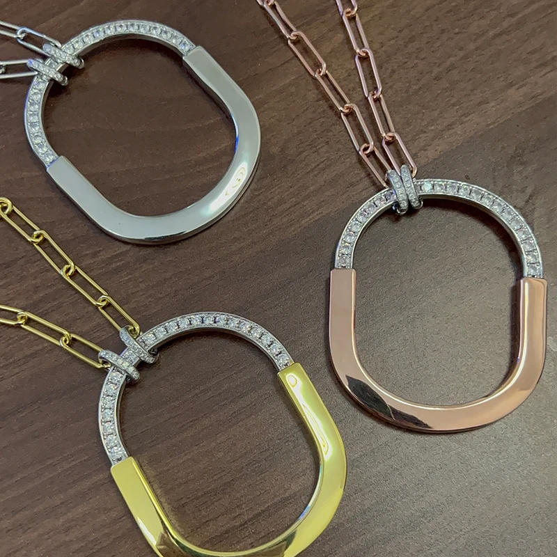 

Ожерелье с очень большим замком шириной 6,5 см и диаметром 5 см