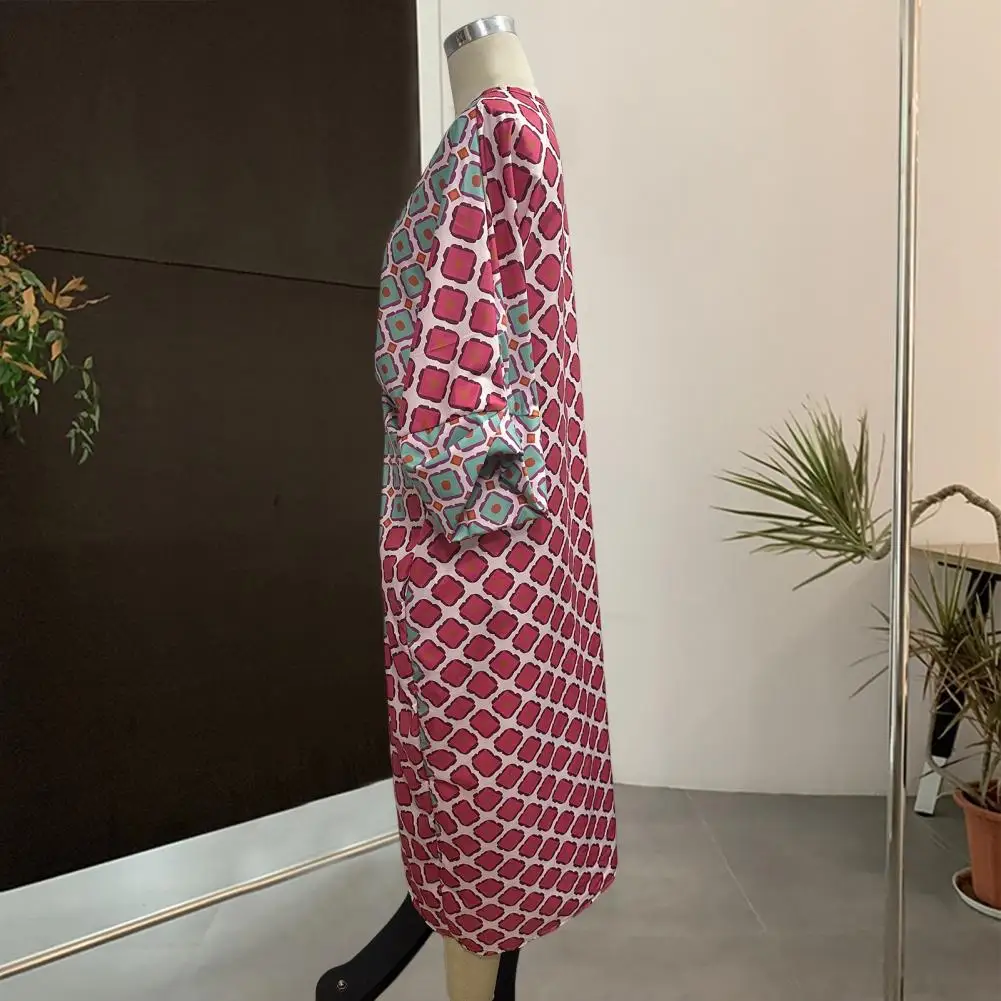 Свободное женское платье с геометрическим принтом V-образным вырезом свободное