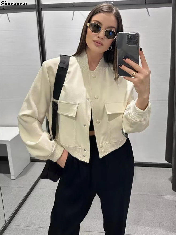 Куртка-бомбер женская укороченная на пуговицах куртка с нашивками и карманами